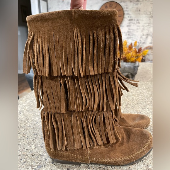 Minnetonka 3 layer fringe boot tan size 6 - Picture 1 of 3